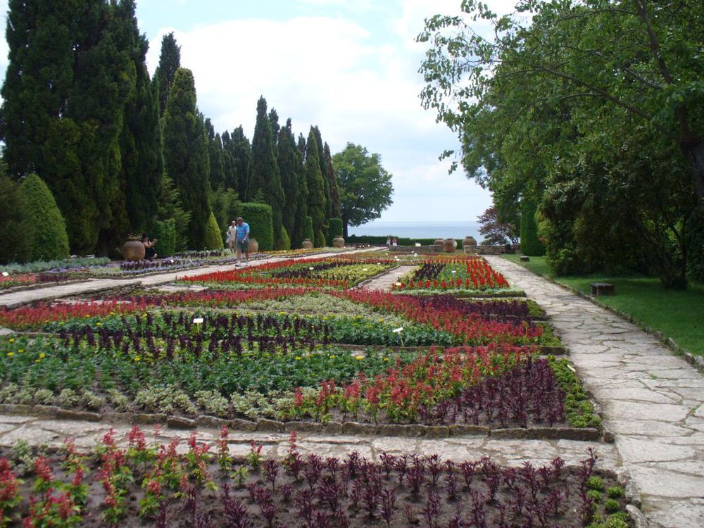 България, Дворецът в Балчик, Килим от цветя